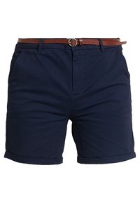 Mörkblå shorts i bomull med ett brunt strukturerat bälte. Har veck, sidofickor och uppvikta fållar.