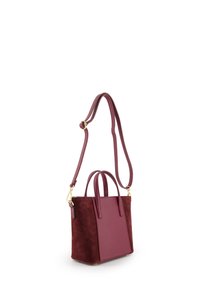 Bordeaux handtas van een mix van soepel leer en suede, met dubbele handvatten, een afneembare schouderband en gouden hardwareaccenten.