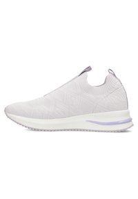 Sneaker leggero slip-on in tessuto bianco testurizzato con motivo geometrico, accenti viola e suola bianca imbottita per il comfort.