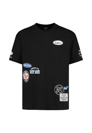 Schwarzes T-Shirt mit kurzen Ärmeln, das mehrere weiße und blaue grafische Aufnäher und Textlogos trägt, darunter "Sublevel", "Good Stuff" und "Club Lane".