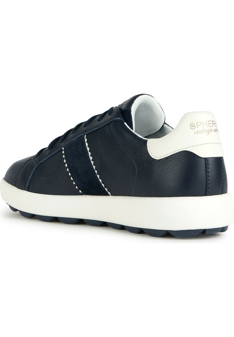 Marineblaue Sneakers aus Leder mit strukturiertem Finish, versehen mit einer weißen Gummisohle und dezenten Akzenten an der Seite und Ferse.