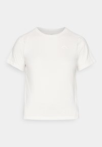 Camiseta blanca ligera con mangas cortas, cuello redondo y un pequeño logo en la esquina superior izquierda. Tejido suave con un sutil brillo.