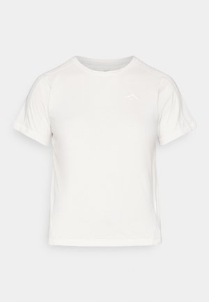 T-shirt bianca leggera con maniche corte, collo rotondo e un piccolo logo nell'angolo in alto a sinistra. Tessuto morbido con una leggera lucentezza.
