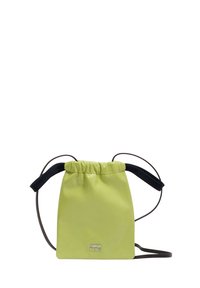 Bolso bandolera de cuero verde lima con cierre de cordón y correas negras. Cuenta con un pequeño logo plateado en el frente. Textura suave.