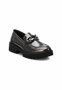 Mocasines en gris metálico con detalle decorativo de cadena negra, parte superior de cuero texturizado y suela de goma negra gruesa con patrón de relieve.