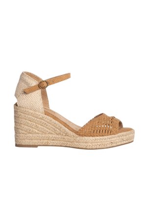 Sandale espadrille compensée avec bride d’orteil tissée couleur fauve, maintien de cheville en tissu beige et boucle de cheville sur semelle en corde de jute.