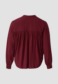 Bordeaux lange mouw blouse met een geplooide achterkant, een gladde textuur en knoopmanchetten. Heeft een kraag en een ontspannen pasvorm.