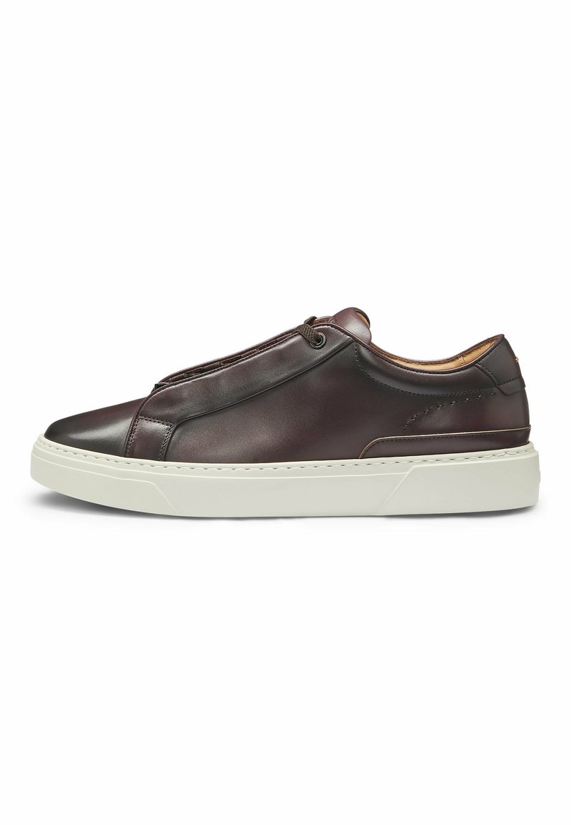 Sneakers in pelle di colore marrone scuro con un design elegante, dotati di una suola in gomma bianca e lacci elastici per una facile calzata. Texture liscia, dettagli minimi.