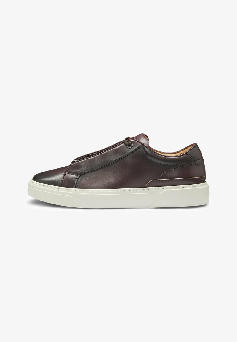 Sneakers in pelle di colore marrone scuro con un design elegante, dotati di una suola in gomma bianca e lacci elastici per una facile calzata. Texture liscia, dettagli minimi.