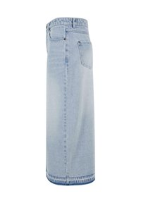 Vaaleansininen farkkuhame, polvimittainen, suoran leikkauksen omaava, sivutaskuilla ja näkyvällä sauman yksityiskohdalla. Reunat ovat huolitellut; minimaalinen varustelun yksityiskohta.