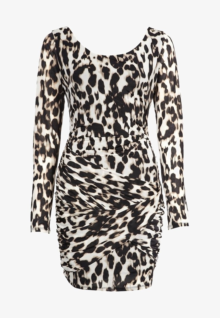 Robe léopard à manches longues, présentant une silhouette ajustée et une texture froncée, dans des nuances de noir et de crème.