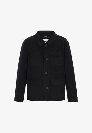 Melna jaka ar apkakli, pogu priekšpuses aizdari, divām krūšu kabatām un divām sānu kabatām; izgatavota no teksturēta auduma.