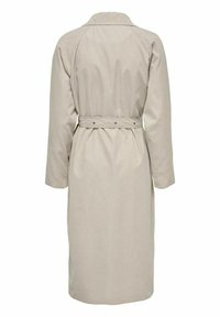 Beżowy trencz z paskiem w talii, rękawami raglanowymi i gładką fakturą materiału. Średniej długości fason z klasycznym kołnierzem i bez widocznych zapięć.