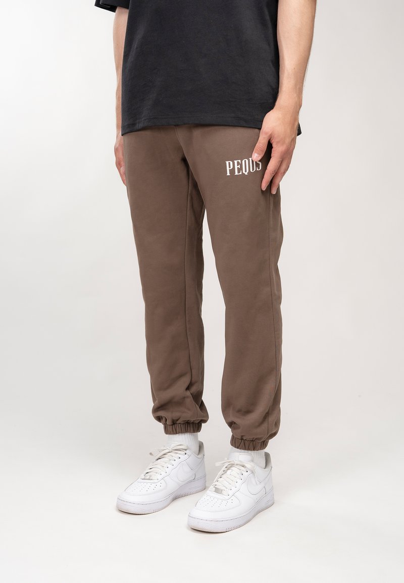 PEQUS UNISEX LOGO PANT Tracksuit bottoms coffee quartz/brown