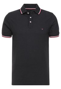 Svart kortärmad polo med krage och manschetter i rött, vitt och blått randigt mönster, tvåknaps knäppning och liten logotyp på vänster bröst.