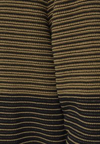 Gros plan d’un tissu texturé avec des rayures horizontales tricotées en noir et vert olive, montrant un motif côtelé et un matériau en laine douce.