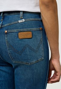 Wrangler MONTANA - Zvonové džínsy - yosemite