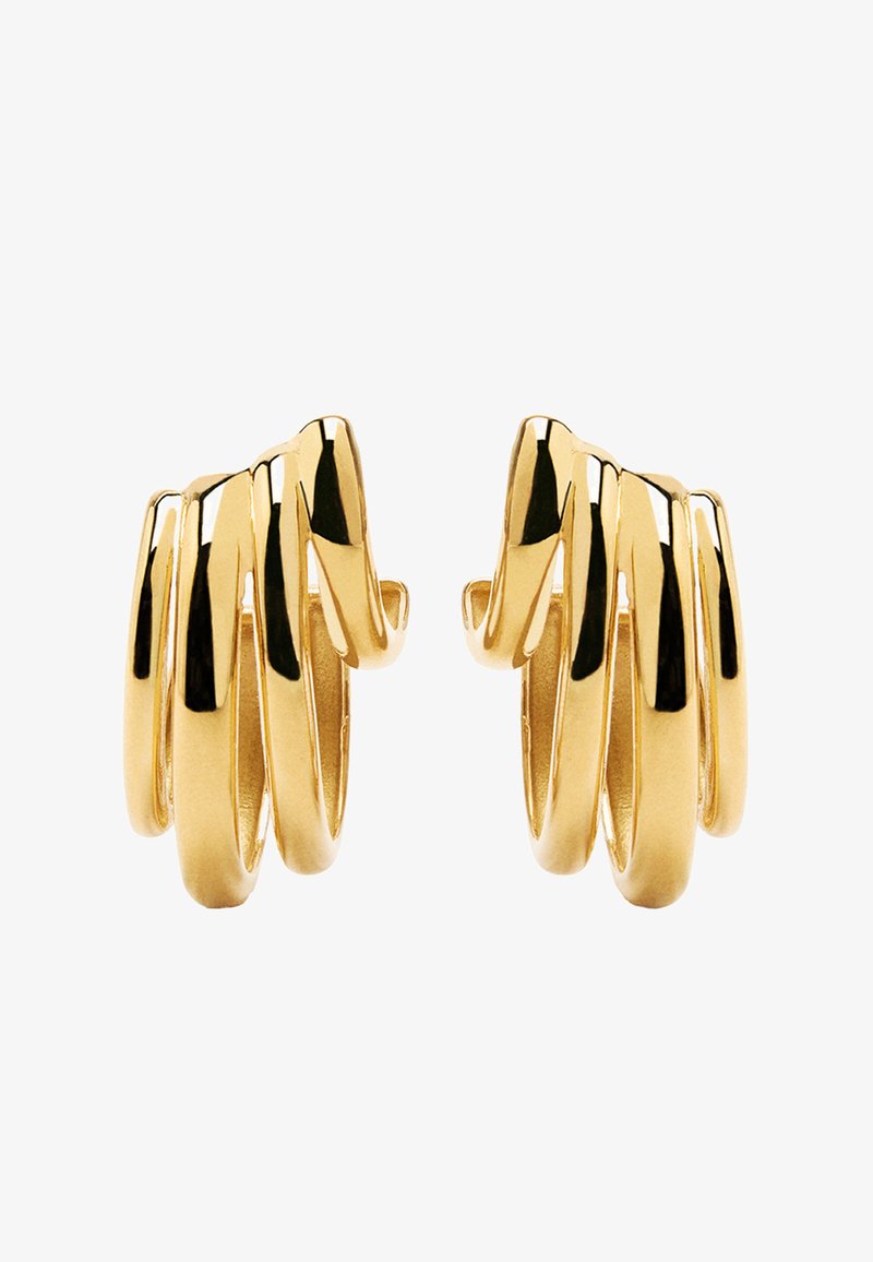 Złote kolczyki w kształcie obręczy z spiralnym wzorem, z wieloma nakładającymi się pętlami. Gładka powierzchnia z polerowanym wykończeniem, odbijająca światło.