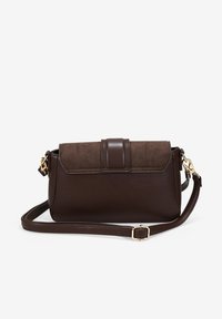 Bolso cruzado de piel y ante marrón con forma estructurada, cierre de imán y detalles en metal dorado. Incluye correa ajustable.