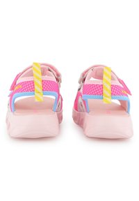 Ροζ πλεκτά σανδάλια με υφή, με κίτρινο λουράκι, γαλάζια μπορντούρα και μαλακή ροζ σόλα για άνεση.