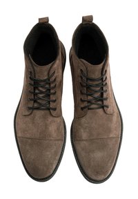 Brązowe zamszowe botki za kostkę z czarnymi sznurówkami, zaokrąglonym noskiem i uchwytem. Teksturowana powierzchnia o lekkim połysku i kontrastująca czarna gumowa podeszwa.