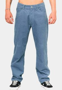 Pantalones de pana azul con un diseño de pierna recta, que presentan sutiles estrías verticales, un cierre frontal con botón y cinco bolsillos.