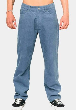 Pantalones de pana azul con un diseño de pierna recta, que presentan sutiles estrías verticales, un cierre frontal con botón y cinco bolsillos.