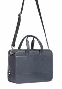 Granatowa skórzana torba na laptopa z dwoma górnymi uchwytami, odpinanym paskiem na ramię i zamknięciem na zamek. Gładka tekstura z subtelnym logo z przodu.