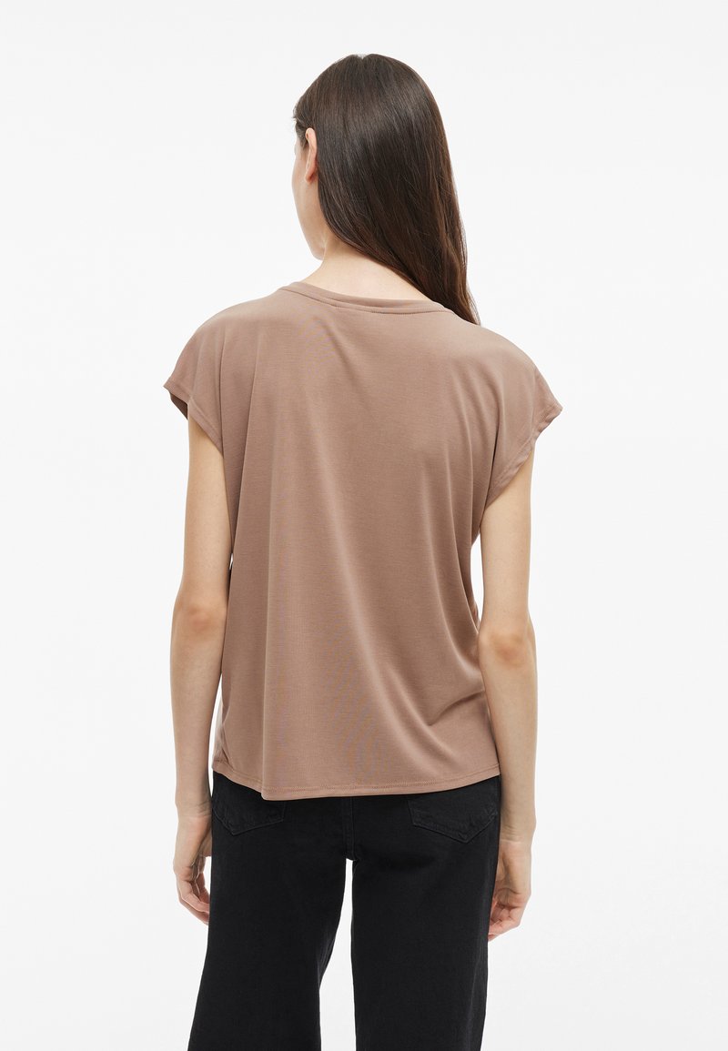 Braunes kurzärmliges T-Shirt mit lässiger Passform und rundem Ausschnitt, aus weichem Stoff gefertigt, mit glatter Textur und minimalen Nähten.