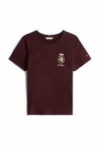 Bordeauxfarbene Baumwoll-T-Shirt mit Rundhalsausschnitt, kurzen Ärmeln und einem goldenen, gestickten Löwenwappen auf der linken Brust.