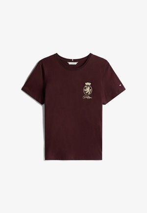 Bordowa bawełniana koszulka z okrągłym dekoltem, krótkimi rękawami i złotym haftowanym herbem lwa na lewej piersi.