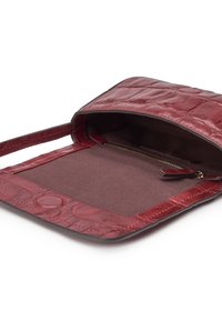Borsa in finta pelle di coccodrillo rossa con tasca con zip e interno marrone morbido. La borsa presenta un design piatto e una tracolla regolabile.