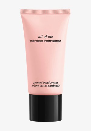 Rosa Tube mit duftender Handcreme und schwarzem Boden. Enthält den Produktnamen "all of me" und die Marke "narciso rodriguez" in schwarzem Text.