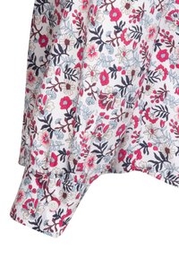 Bloes met bloemenprint op een witte achtergrond, roze en blauwe bloemen, met donkergroene bladeren. Met knopen aan de manchetten en een zachte stof textuur.