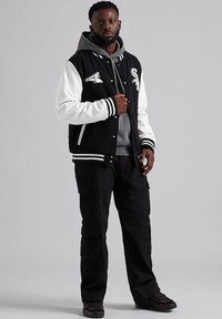 New Era LIFESTYLE - CHICAGO SOX VARSITY - Giubbotto Bomber - schwarzweiss