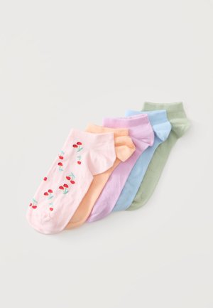 Cinq paires de chaussettes chevilles aux couleurs pastel alignées, la paire de devant est rose et décorée de motifs de cerises rouges.
