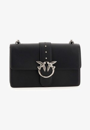 Borsa a tracolla in pelle nera con patta frontale, decorazione a forma di uccello in argento e borchie decorative lungo il centro. Presenta una chiusura in metallo circolare.