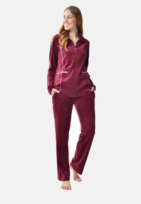 Unselected, brombeer