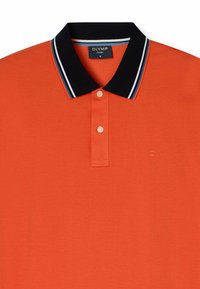 Oranje polo shirt met een gestructureerde afwerking, voorzien van een zwarte kraag met blauwe en witte strepen, een placket met drie knopen en een klein logo detail.