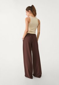 Stradivarius WIDE-LEG WITH BUCKLE DETAIL  - Pantaloni - dark brown