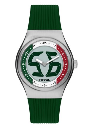 Zegarek z zielonym silikonowym paskiem, srebrną metalową kopertą, tarczą z zielonymi i czerwonymi elementami, czarnym stylizowanym logo "55" oraz srebrnymi wskazówkami pokazującymi godzinę 10:10.