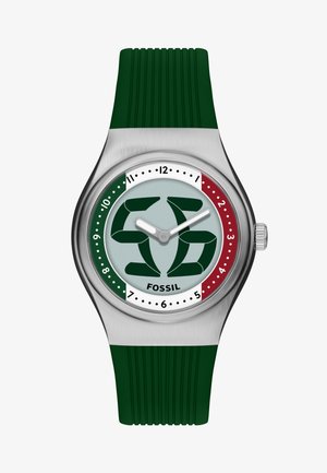 Horloge met groene siliconen band, zilverkleurige metalen kast, wijzerplaat met groene en rode secties, zwart gestileerd "55" logo en zilveren wijzers die 10:10 aangeven.