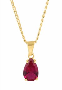 Kultainen ketjukaulakoru, jossa on teksturoitu lenkkimuotoilu ja pisaranmuotoinen karpalonpunainen jalokiviriipus neljän kynnen kiinnityksellä.