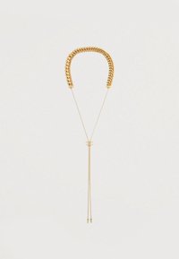 Zlatý náhrdelník so širokým reťazcom navrchu, tenkým nastaviteľným reťazcom dole a malým logom, ktoré spája obe sekcie.