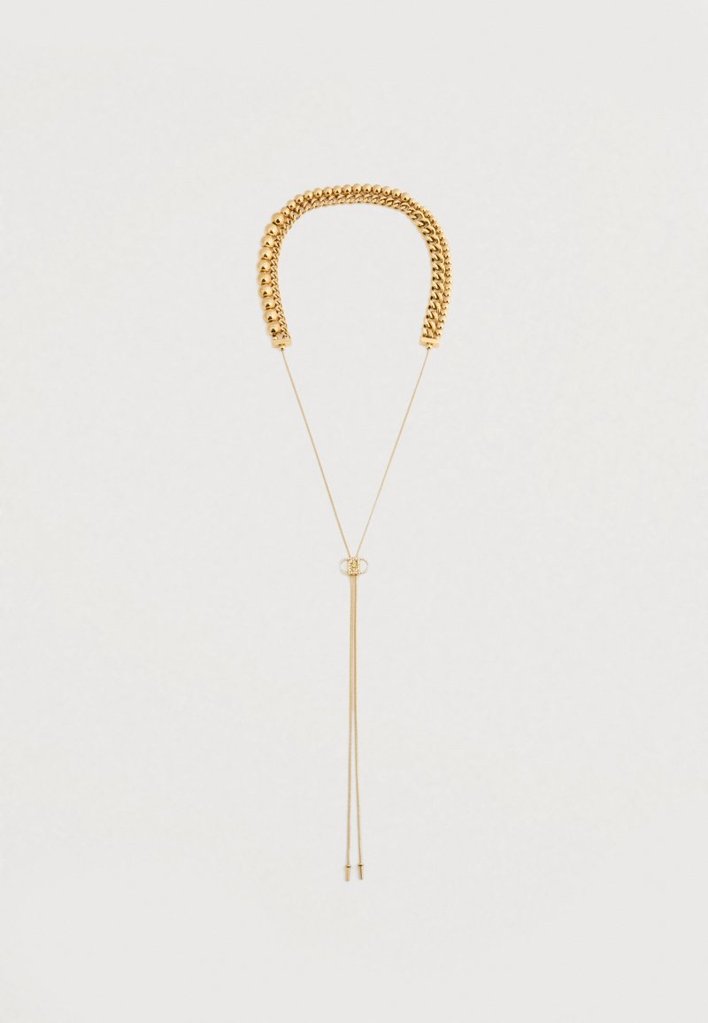 Zlatý náhrdelník so širokým reťazcom navrchu, tenkým nastaviteľným reťazcom dole a malým logom, ktoré spája obe sekcie.