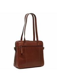 Borsa tote in pelle marrone con due manici lunghi, chiusura con zip e tasca frontale. Presenta cuciture a contrasto e una superficie testurizzata.