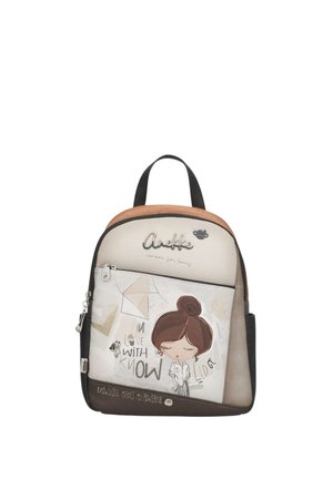 Zainetto piccolo beige e marrone con una bambina dei cartoni animati, un aquilone e il testo "Amiamo con la conoscenza" e "La conoscenza mi rende potente."