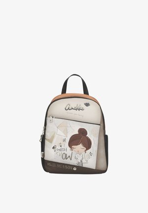 Zainetto piccolo beige e marrone con una bambina dei cartoni animati, un aquilone e il testo "Amiamo con la conoscenza" e "La conoscenza mi rende potente."