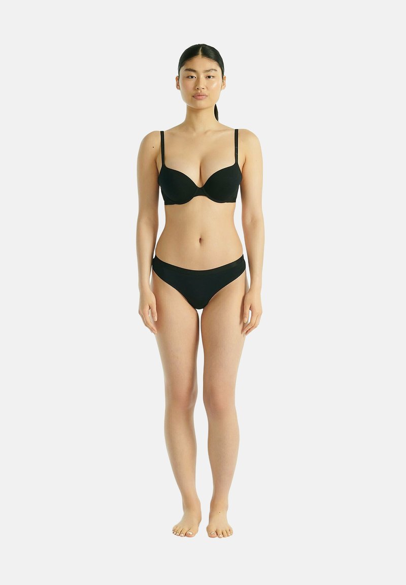 Soutien-gorge noir à armatures avec bretelles réglables et culotte de bikini taille haute assortie, présentant une texture lisse et un design minimaliste.