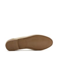 Sola di scarpa in camoscio beige con design piatto, fondo in gomma testurizzata e cuciture rinforzate lungo i bordi. Forma piatta e arrotondata.
